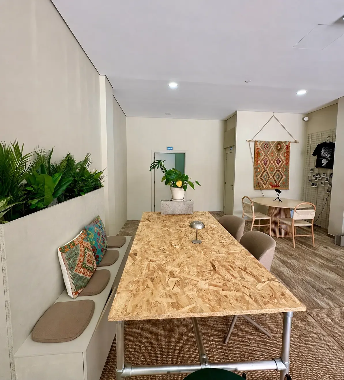A shared desk at the coworking space in Costa da Caparica